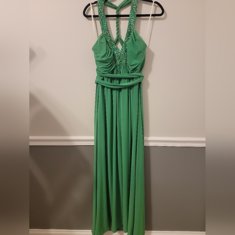 IGNITE EVENINGS BY Carol Lin. Beautiful emerald long formal dress. 12